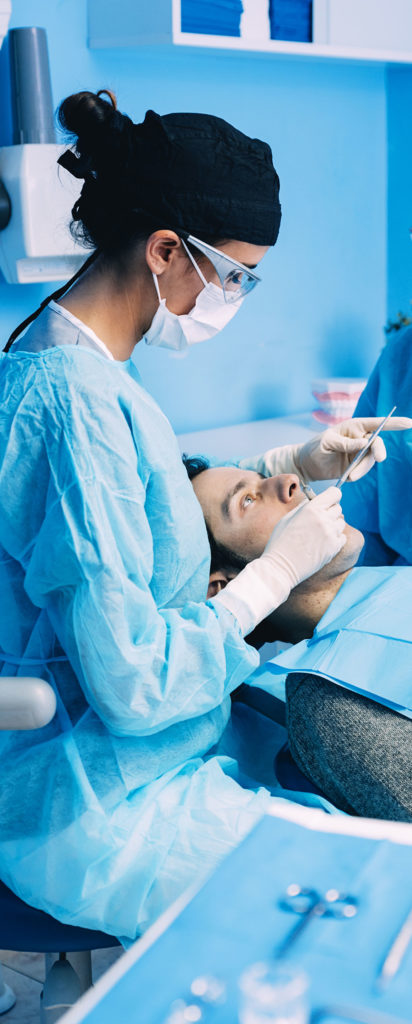 Un médecin dentiste soigne un patient dans un cabinet dentaire à Lausanne