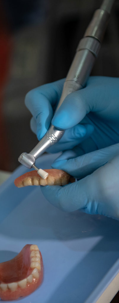 Fabrication d'une prothèse dentaire par un technicien dentaire.