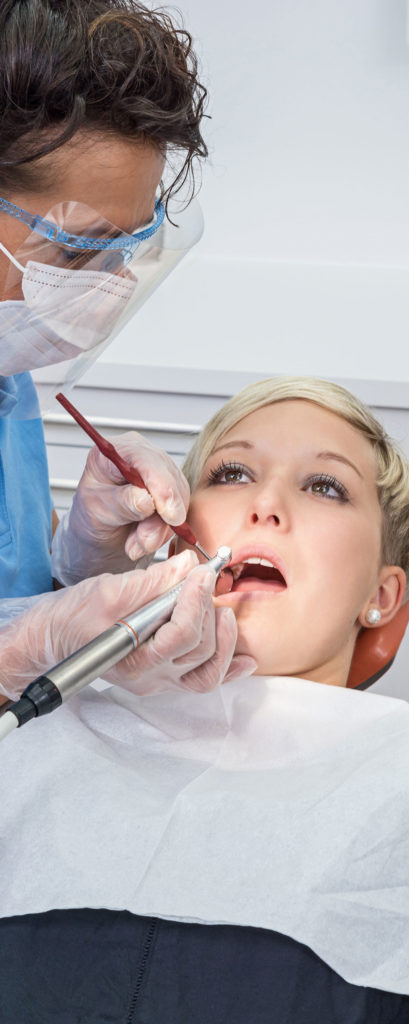 Une patiente a un traitement parodontal, soins des gencives par un dentiste spécialisé.